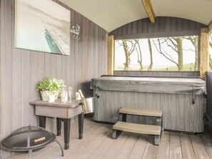 Indoor spa tub