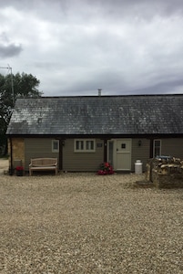 The Old Dairy 5* Barn Conversion in lovely Cotswold Village Nr Chipping Norton 