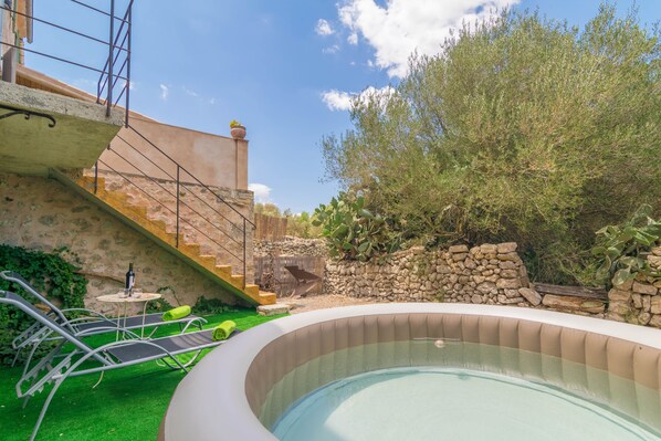 Outdoor spa tub