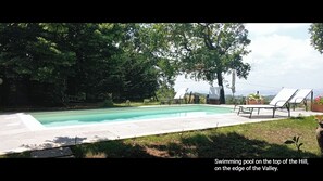 La piscina con bordo in pietra Basaltina.