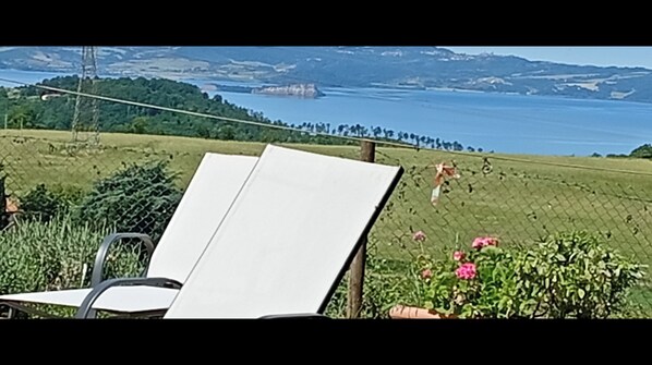 Vista dalla Piscina:
la vallata, il lago, l'isola Bisentina.