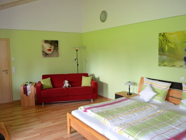 Ferienwohnung Abendrot (55qm) mit Garten und Wellness-Bereich-Wohnung Abendrot: Wohn- u. Schlafraum