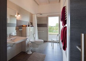 Moderne Ferienwohnung Bergblick mit Regendusche und Glasfront-Bad Bergblick barrierefrei