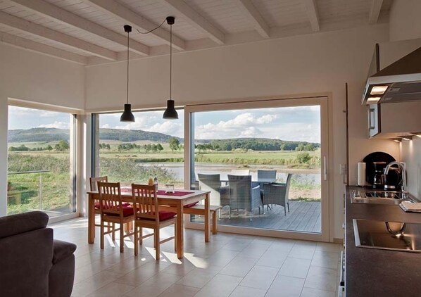 Moderne Ferienwohnung Bergblick mit Regendusche und Glasfront