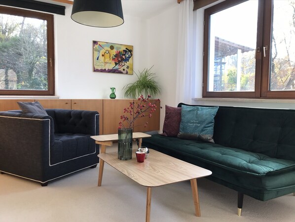 Ferienwohnung im Erdgeschoss-Wohn/Schlafzimmer mit Schlafcouch