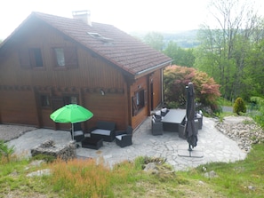 Chalet SPA La Sérénité Luxe. Vue sur la grande terrasse. Au calme.