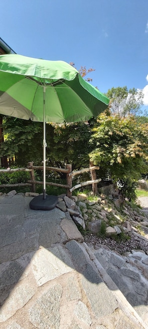 Méditation à l' ombre d' un érable japonais.
