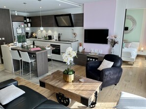 La pièce principale avec la cuisine et le salon 