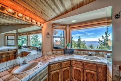 Heavenly Tahoe Luxury Condo- Panoramic lake views, skiing and nightlife.