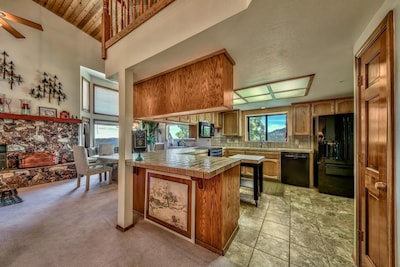 Heavenly Tahoe Luxury Condo- Panoramic lake views, skiing and nightlife.