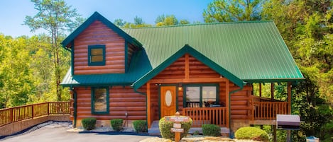 Welcome to a Luxurious/Spacious 3 Bed Cabin Nestled in the Great Smoky Mts. Area