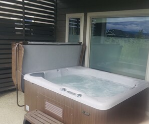 Relax under cover, in your private guest only hot tub. Available Sept~June.