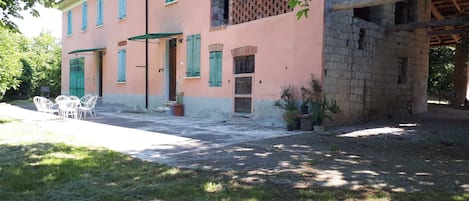 Cascina, porticato ed area esterna ad esclusiva disposizione degli ospiti