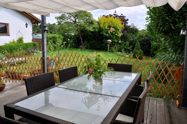 Terrasse mit Blick bis zum Waldrand
