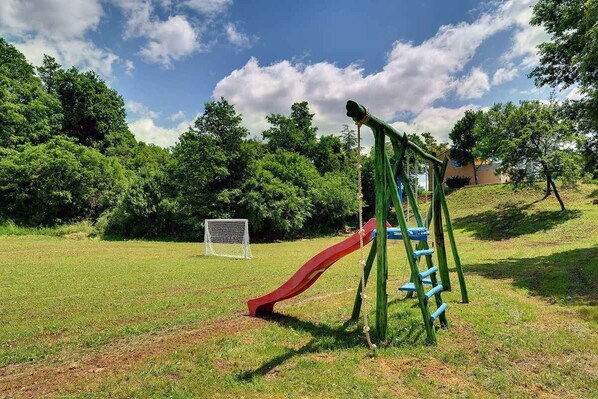 Kinderspielgerät im Garten