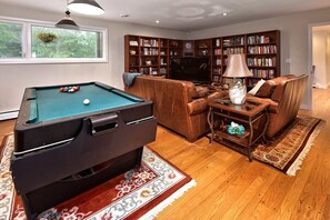 55" widescreen TV, leather sofas, billards, lots of board games and books