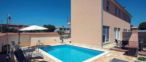 vue extérieure avec piscine