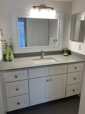 1-104 Master Bathroom Vanity