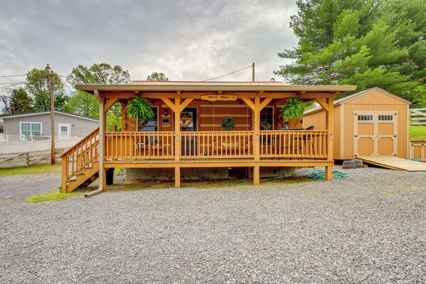 Bean Station Vacation Rental | 1BR | 1BA | 400 Sq Ft | Stairs Required