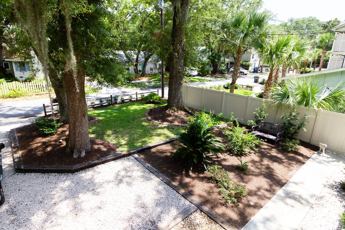 Newly Renovated 2 Bedroom Beach Cottage! One block to Beach! Near King & Prince!