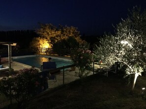 Ambiance piscine de nuit