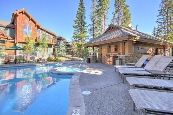 Outdoor Pool Mountain Thunder Lodge near Main St