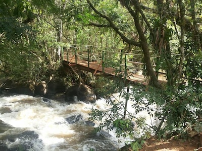 Belíssima chácara com piscina, uma pequena ilha. Perto da Cachoeira Rio Jaguari.