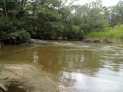 Belíssima chácara com piscina, uma pequena ilha. Perto da Cachoeira Rio Jaguari.