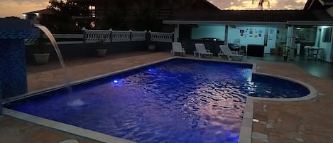 iluminação na piscina 