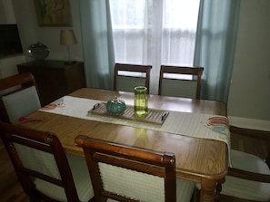 Dining room table/chairs