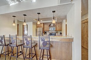 The Village at Breckenridge 3 bedroom unit bar seating