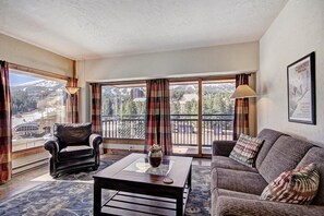 The Village at Breckenridge 3 bedroom unit expansive living room
