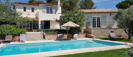 La maison depuis le jardin, la suite est situee sur la droite de la photo