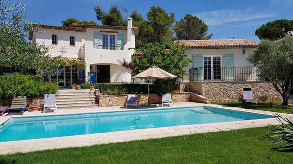 La maison depuis le jardin, la suite est situee sur la droite de la photo