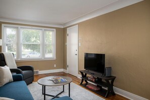 Living room equip with new smart TV with access to Netflix & Hulu.