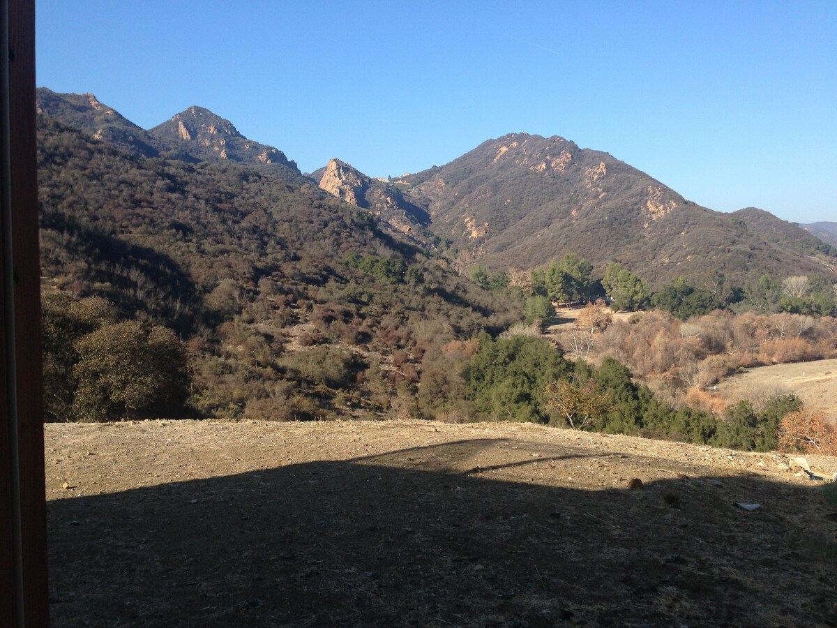 Beautiful, spacious home w infinity pool – amazing views, close Malibu beaches.