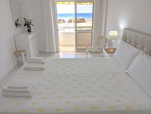 main bedroom (queen bed 1,5m by 2m)