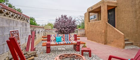 Firepit, BBQ  grill just outside the front entrance