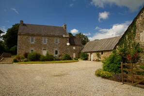 Spacious farmhouse sleeps 10, set in over an acre of tranquil secluded grounds