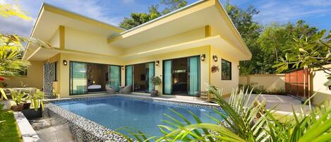 Villa Baan Putahracsa. A typical Sunny day in Samui and all looks bright