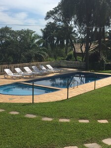 Chácara de Lazer c piscina, cozinha americana, lareira, em Condo Fechado. 