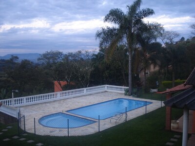 Chácara de Lazer c piscina, cozinha americana, lareira, em Condo Fechado. 