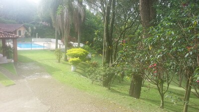 Chácara de Lazer c piscina, cozinha americana, lareira, em Condo Fechado. 