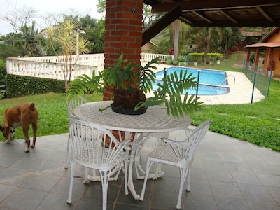 Chácara de Lazer c piscina, cozinha americana, lareira, em Condo Fechado. 