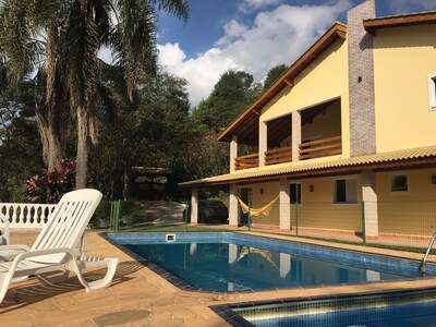 Chácara de Lazer c piscina, cozinha americana, lareira, em Condo Fechado. 