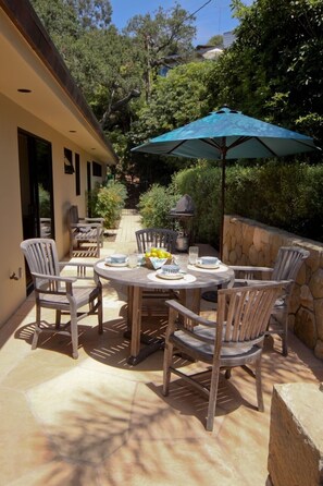 Outdoor dining area off the kitchen & family room