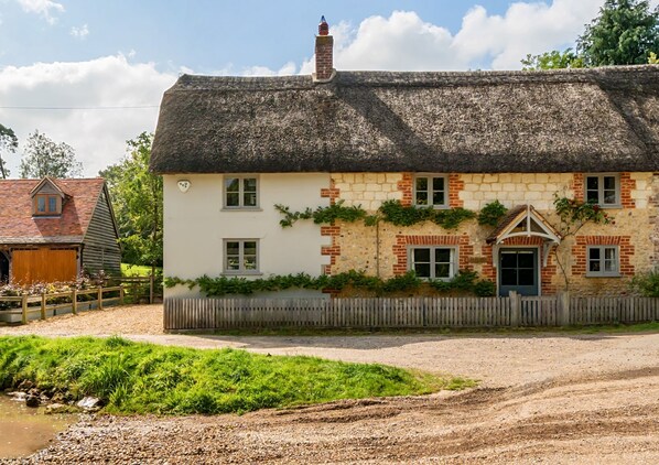 Lanes End Cottage, near Cattistock: Your charming holiday home