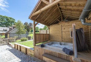 Lanes End Cottage, near Cattistock: Enjoy relaxing in the hot tub