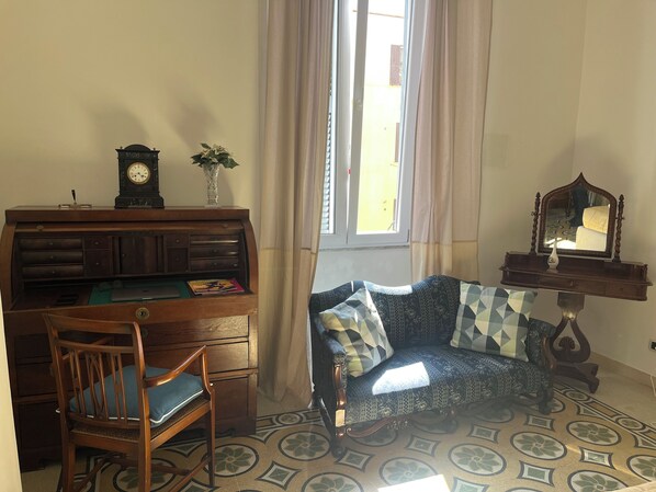 Office corner in the big Green double bedroom
