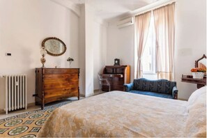 "the green" Big double bedroom with sofa / desk / AC